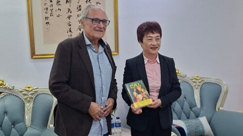 Visita ao Consulado da China marca entrega da edição chinesa de O Povo Brasileiro