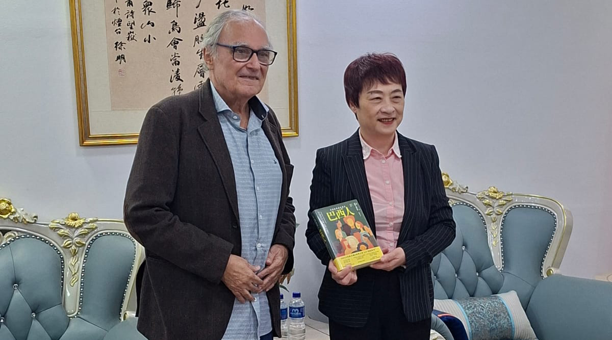 Visita ao Consulado da China marca entrega da edição chinesa de O Povo Brasileiro